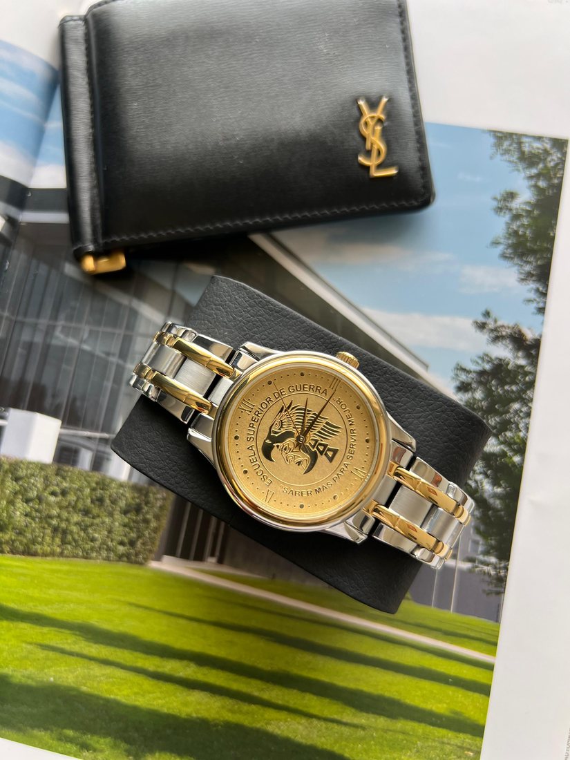 Reloj de la Escuela Superior de Guerra en su versión de carátula dorada.