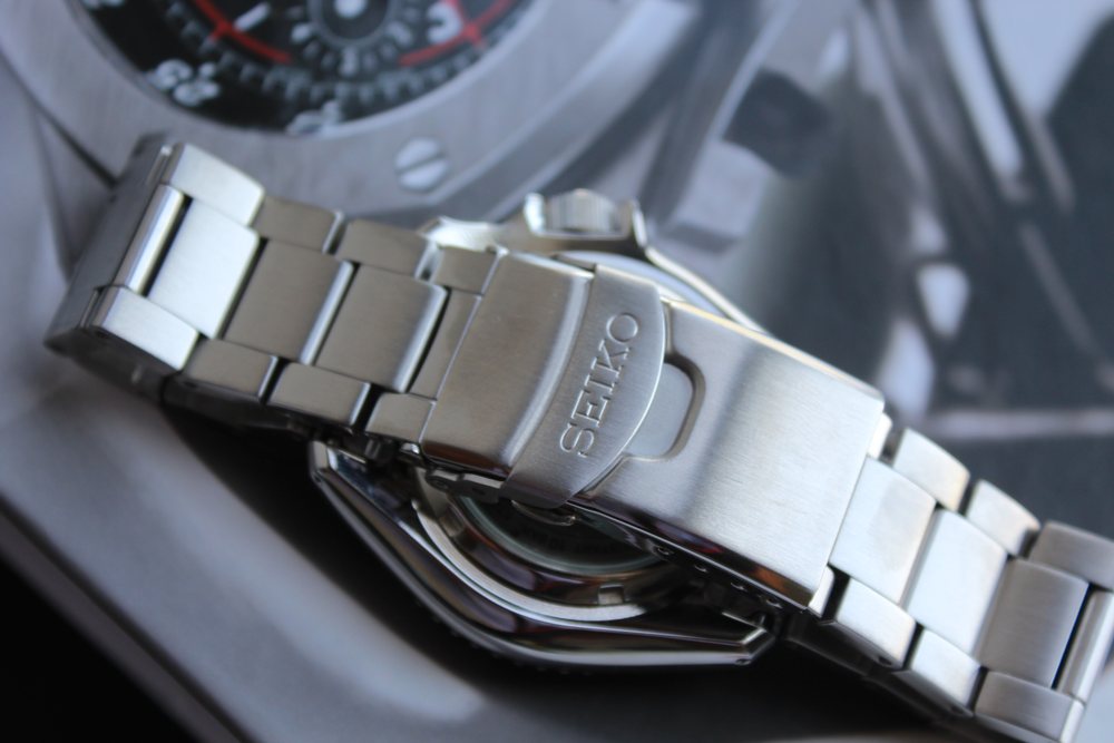 Detalle del broche del brazalete de acero, con la marca del reloj grabada.