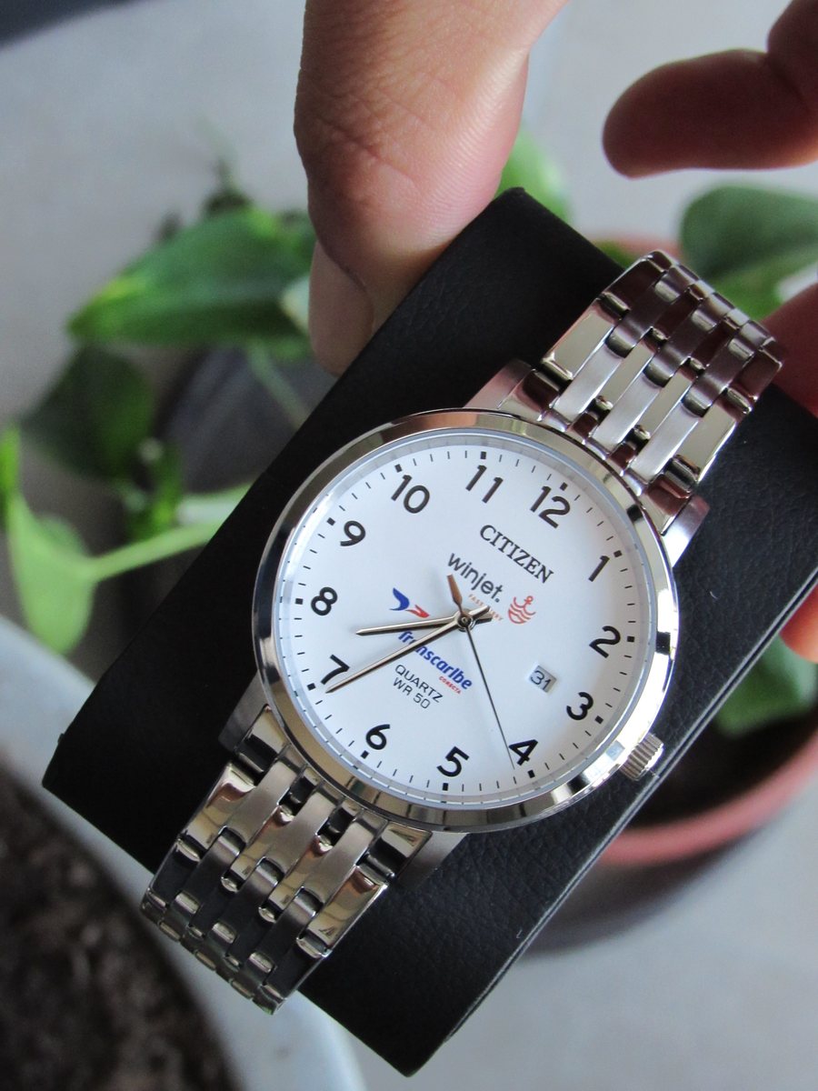 El reloj sostenido en la mano, con la carátula personalizada visible.